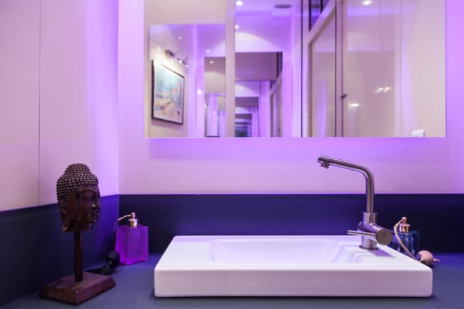 cor violeta na decoracao do banheiro