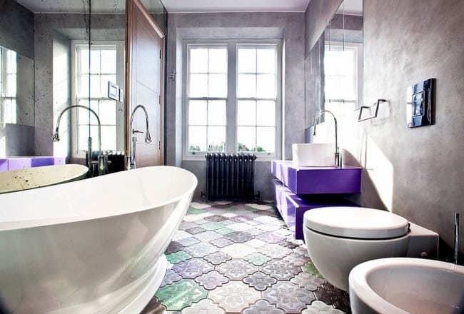 banheiro moderno com banheira e cor violeta