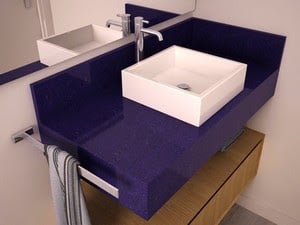 banheiro com bancada em cor violeta