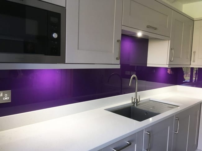 cozinha moderna cor violeta e branco