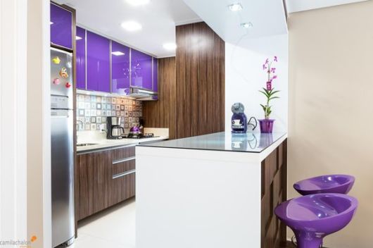 cozinha moderna com cor violeta