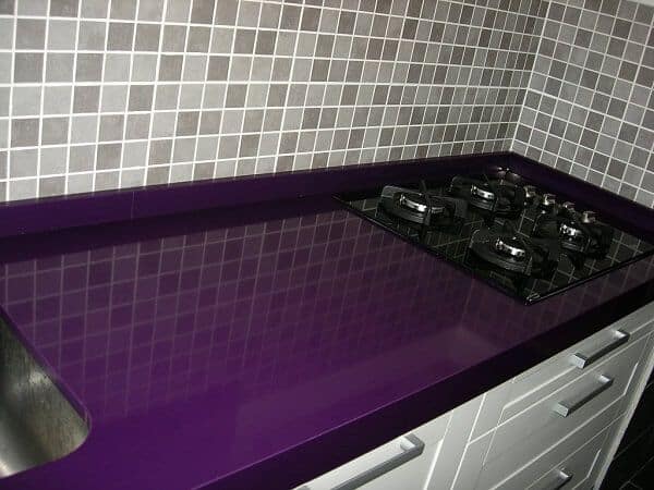 cozinha com bancada em cor violeta