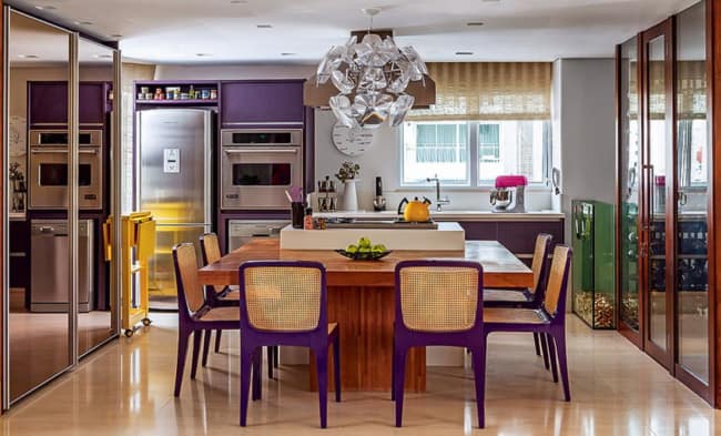 cozinha com cadeiras cor violeta