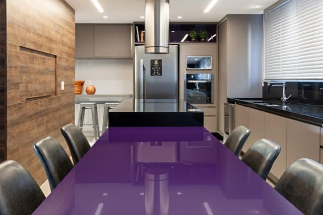 cozinha moderna com mesa cor violeta