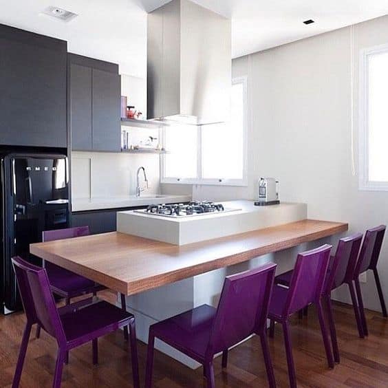 cozinha com cadeiras cor violeta
