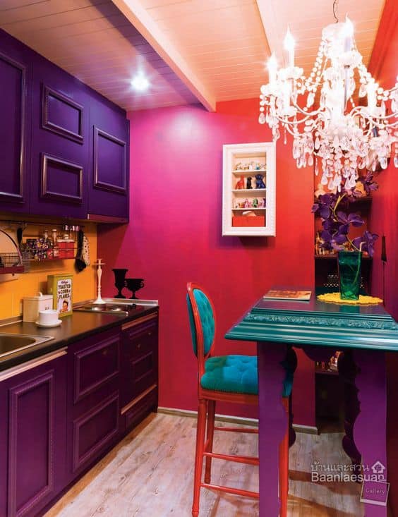 cozinha pequena e colorida com cor violeta