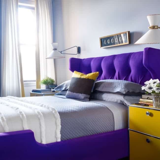quarto com decoracao violeta e amarelo