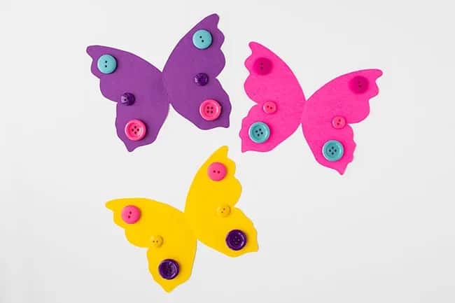 borboleta simples de papel decorada com botoes
