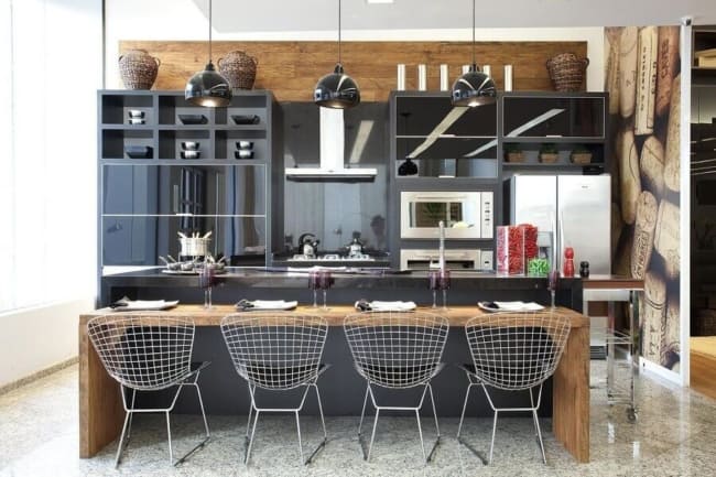 cozinha moderna com cadeiras aramadas Bertoia