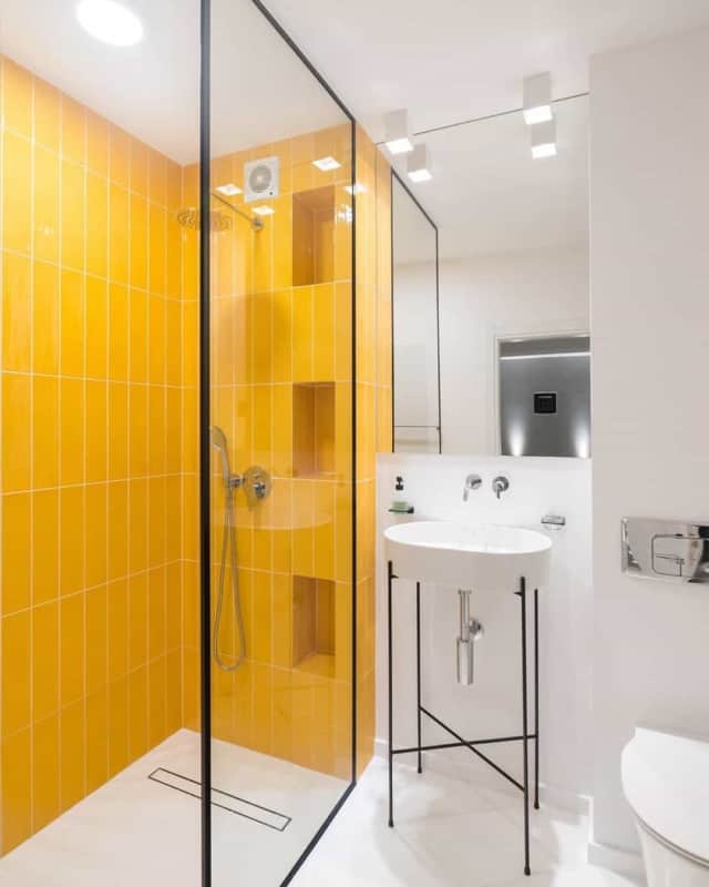 lindo banheiro em cor mostarda
