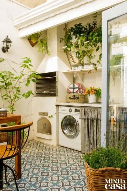decoracao de lavanderia externa com prateleiras e plantas