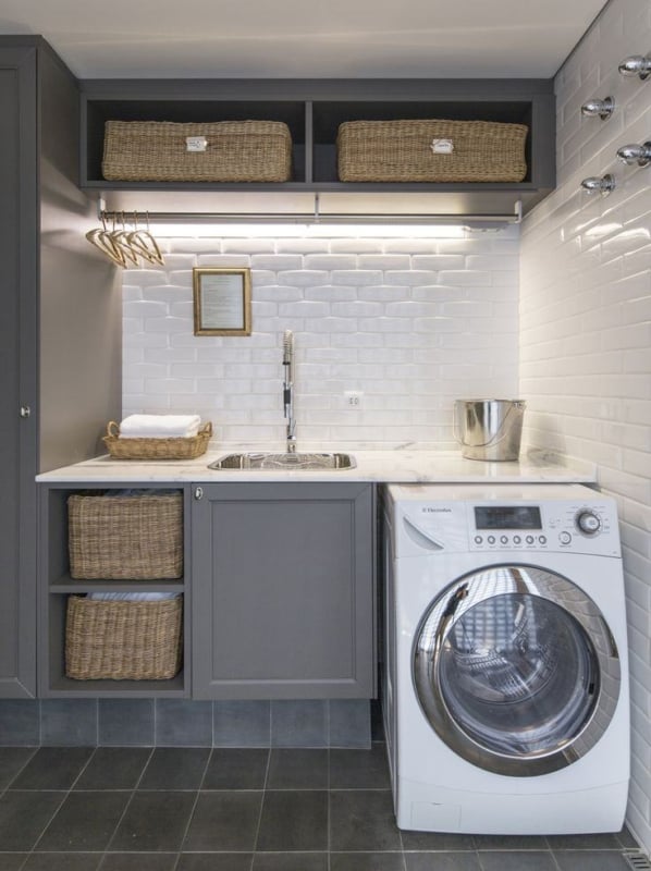 lavanderia com armarios planejados em cinza