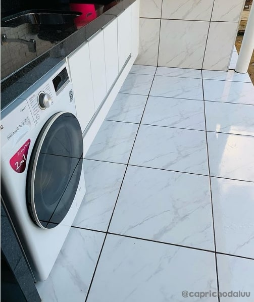 lavanderia simples com piso ceramico branco