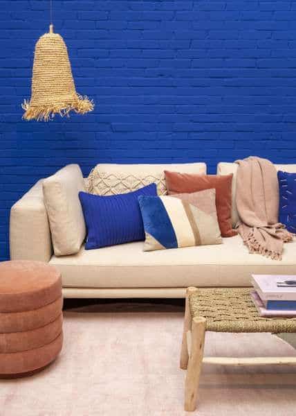 10 sala com parede de tijolinhos pintados de azul anil
