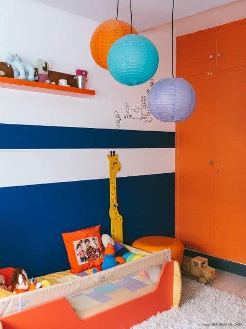 14 quarto infantil decorado em laranja e azul