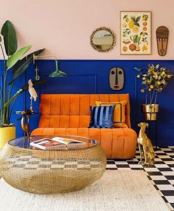 15 decoracao moderna com sofa laranja e parede azul