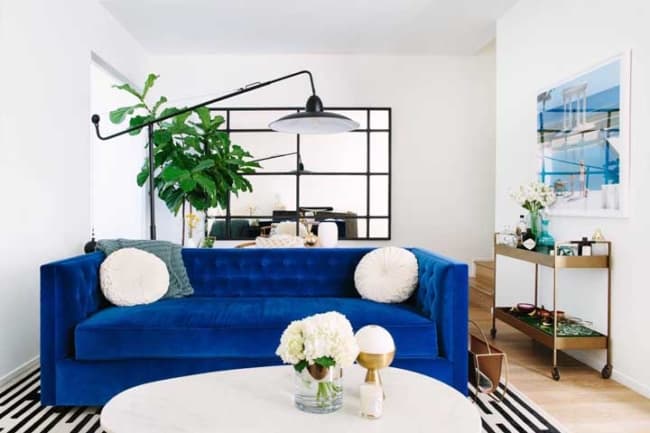 16 sala com sofa azul anil