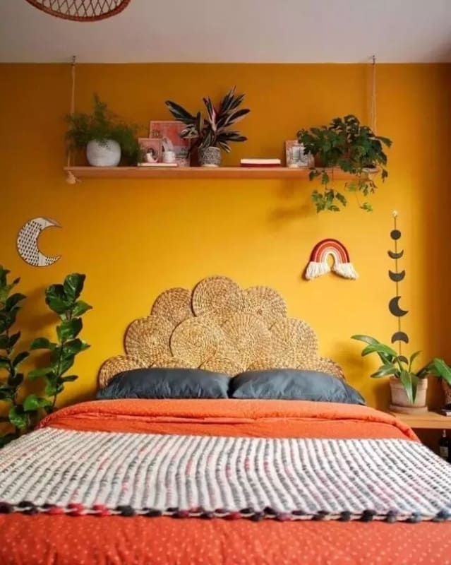 17 quarto decorado em laranja e amarelo