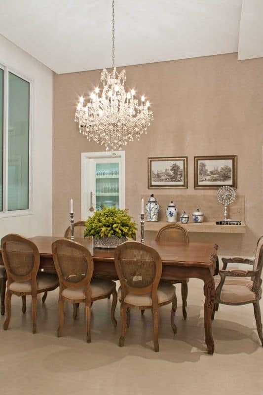 17 sala de jantar com mesa grande e poltrona Luis XV