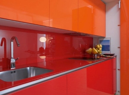 21 cozinha com armarios laranja e vermelho