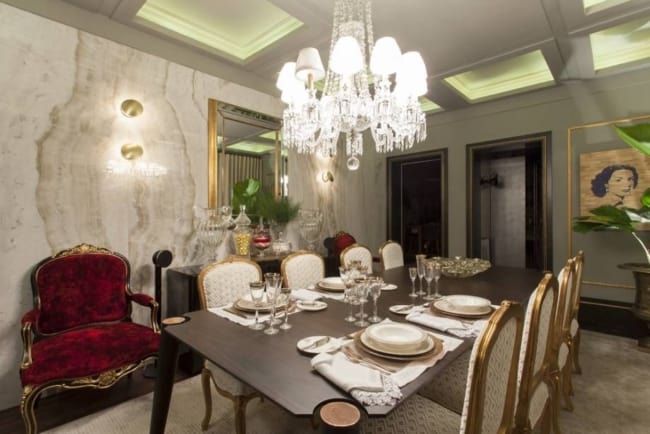 23 sala de jantar com poltrona Luis XV vermelha
