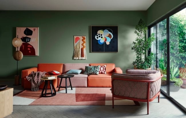 24 sala com sofa laranja e parede verde