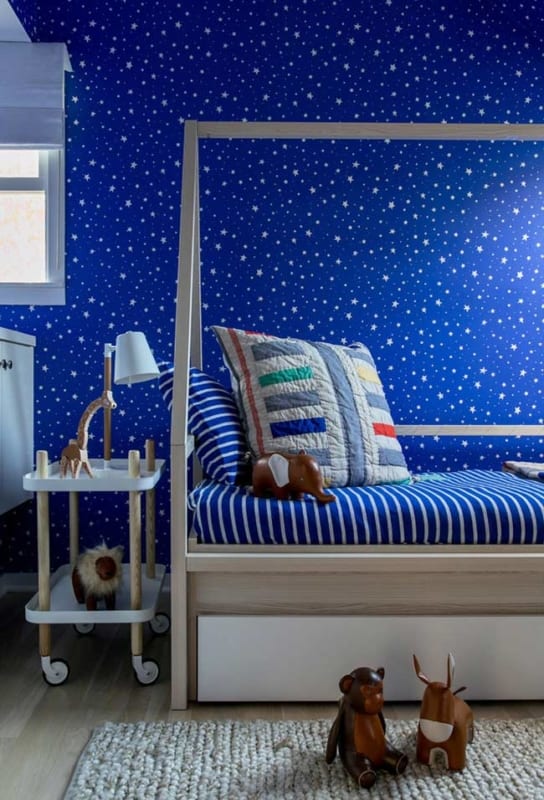26 decoracao de quarto de crianca com parede azul anil