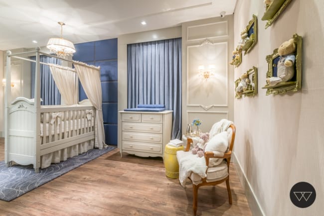 30 decoracao de quarto de bebe com poltrona de madeira Luis XV