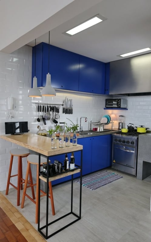 32 cozinha americana com armarios em azul anil