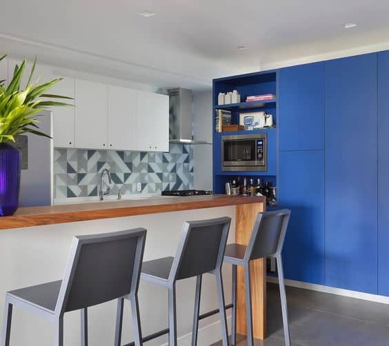 35 cozinha moderna com armario azul anil