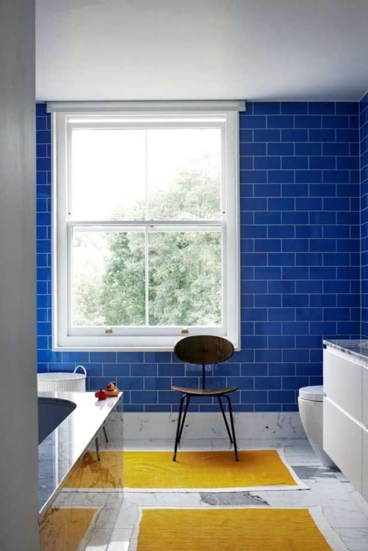 42 banheiro com revestimento azul nas paredes