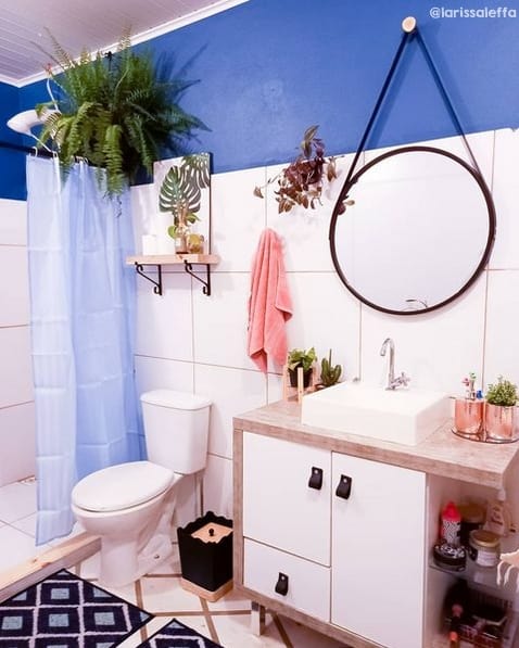 43 banheiro simples com azul anil