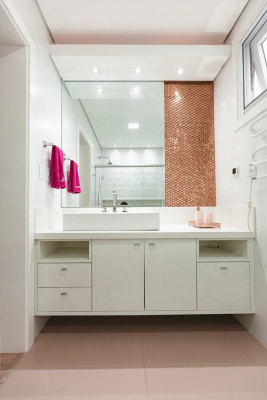 45 banheiro com revestimento de pastilhas rose gold