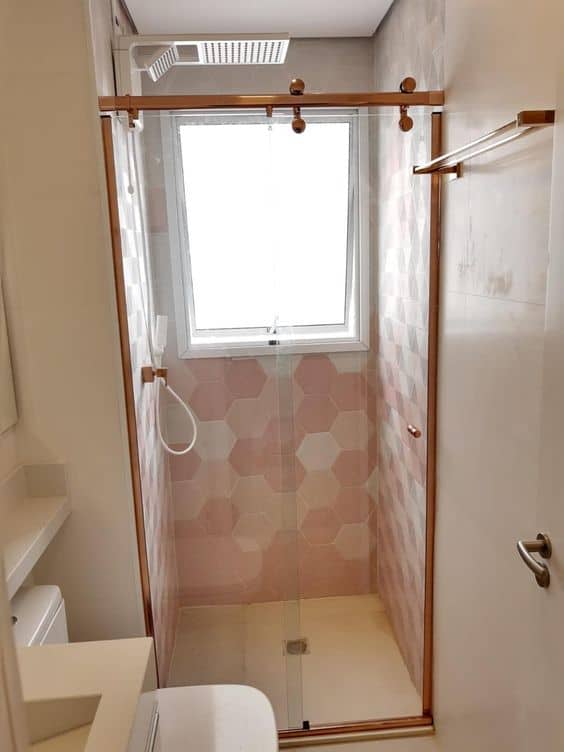 46 banheiro pequeno com detalhes em rose gold