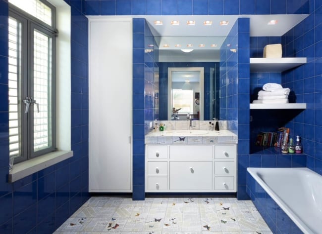 47 banheiro com revestimento azul royal