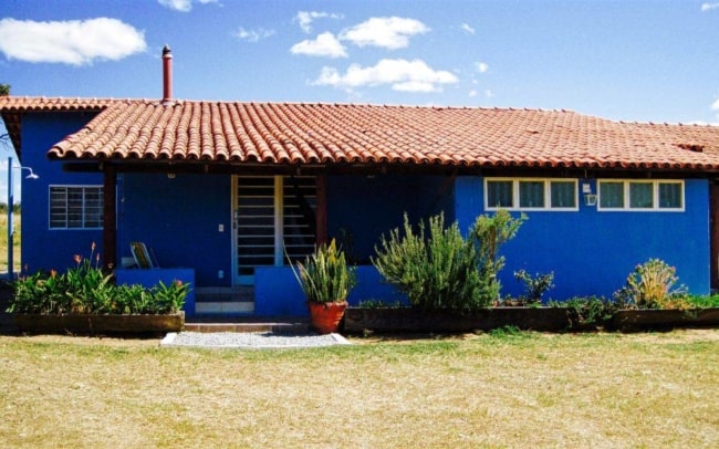 53 casa com fachada azul anil