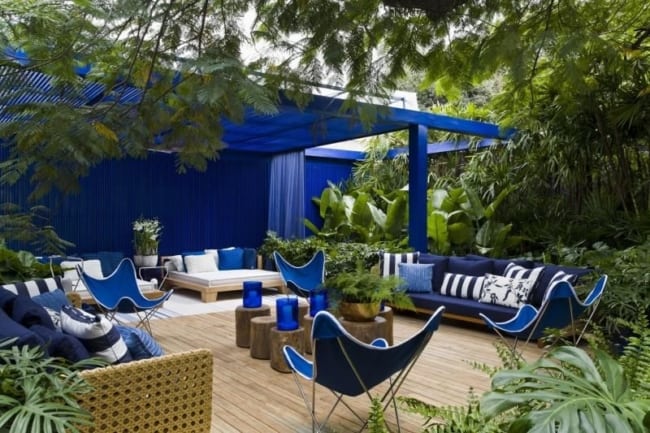54 decoracao de area externa com sofa e cadeiras em azul anil