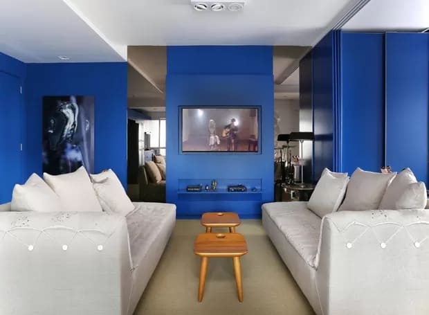 8 sala de TV com decoracao azul anil