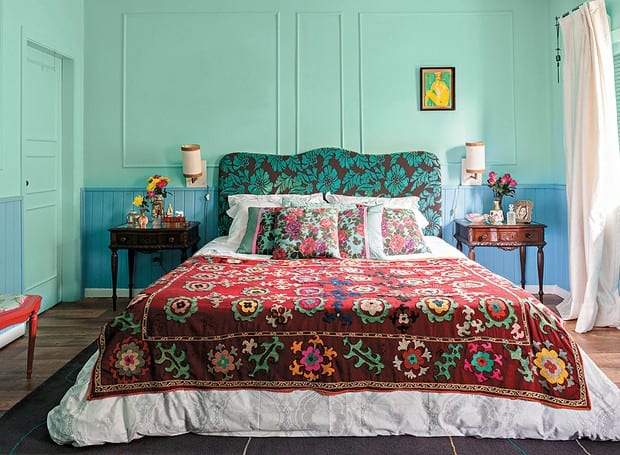 18 quarto com paredes em azul e verde com roupa de cama florida