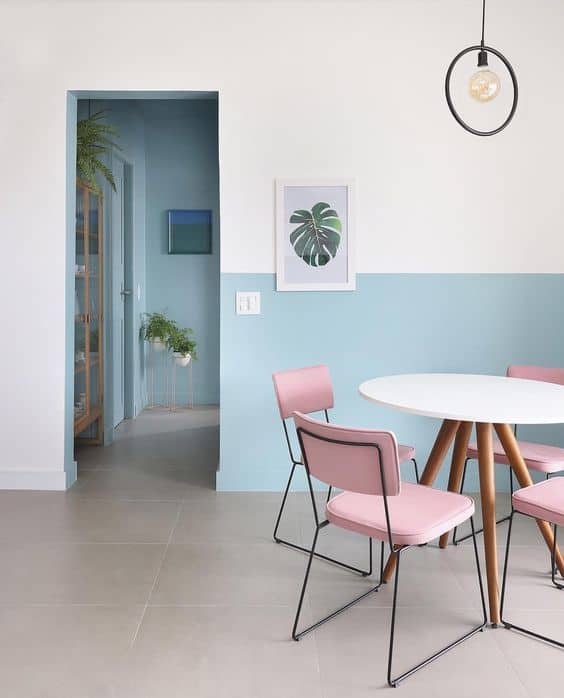 21 sala de jantar com meia parede em azul pastel