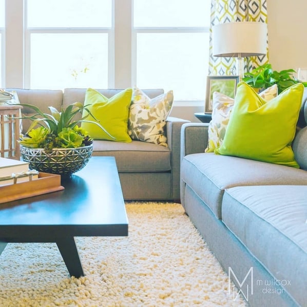 24 sala com sofa cinza e almofadas verde limao