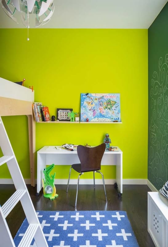 33 quarto infantil com parede verde limao