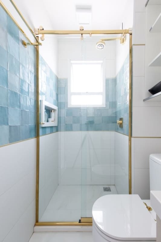 41 banheiro moderno com revestimentos em azul pastel
