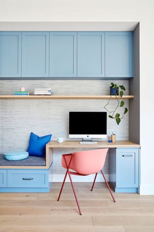 52 home office com armarios em azul pastel