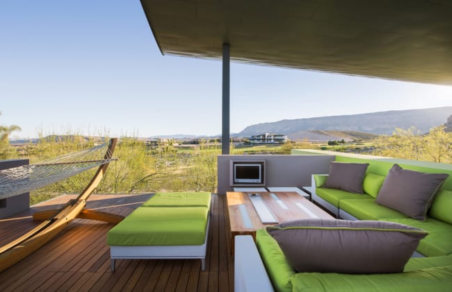 56 varanda com sofa verde limao