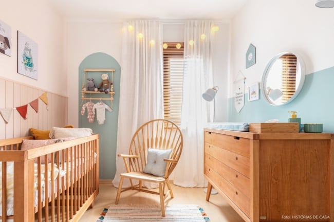 7 decoracao de quarto de bebe com azul pastel e moveis de madeira