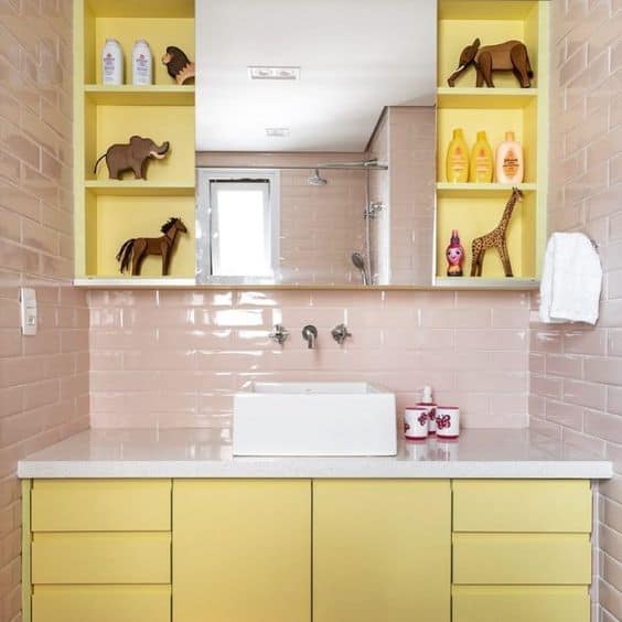 13 banheiro com amarelo e rosa pastel