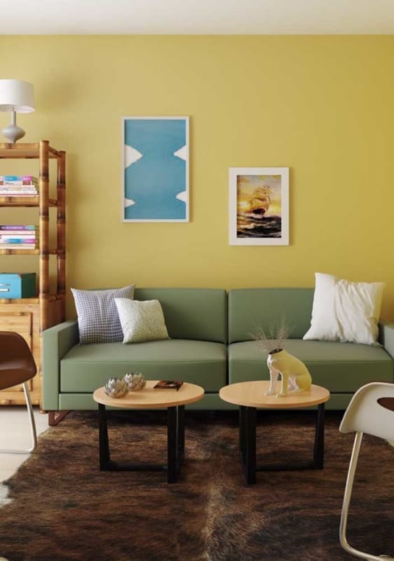19 sala com parede amarelo pastel e sofa verde