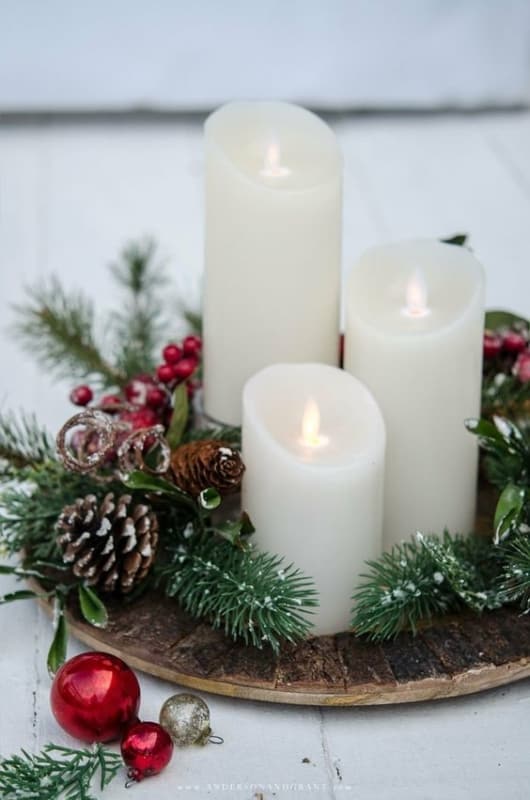 2 centro de mesa natalino com velas e pinhas