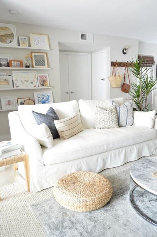 25 decoracao de sala com sofa branco e cores claras